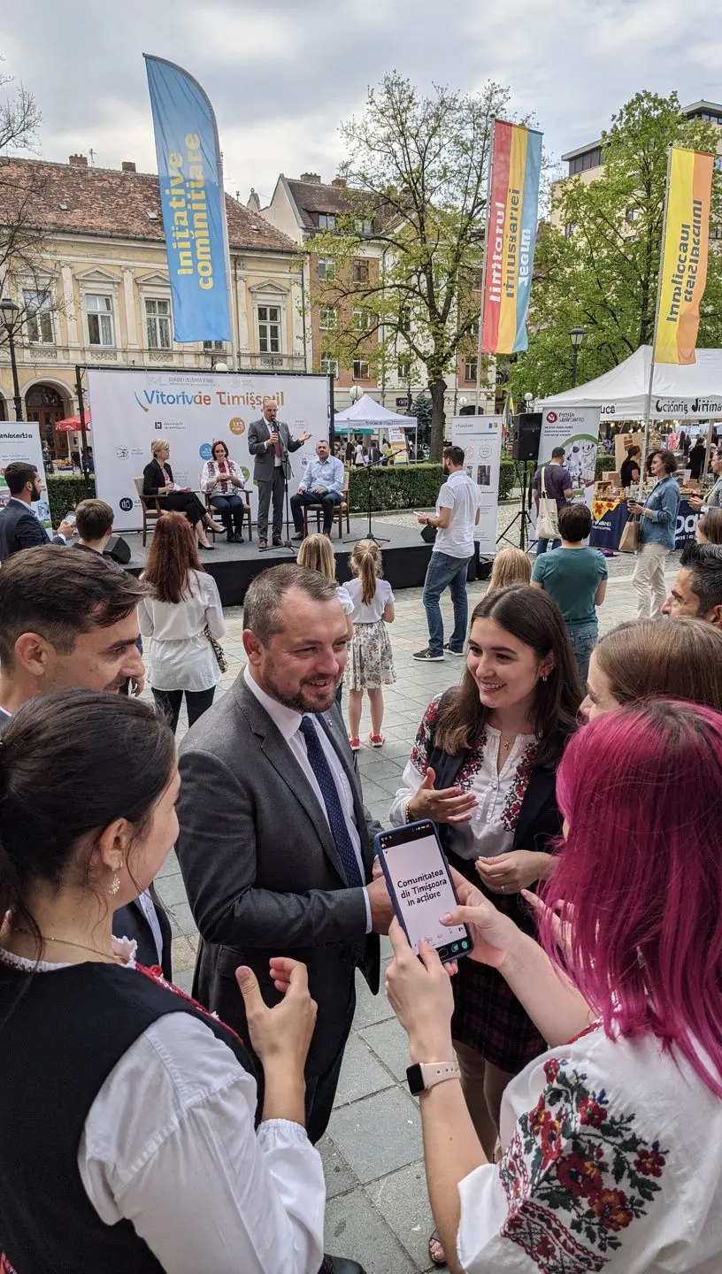 Tineri profesioniști discutând despre ultimele noutăți și strategii în mediul digital local